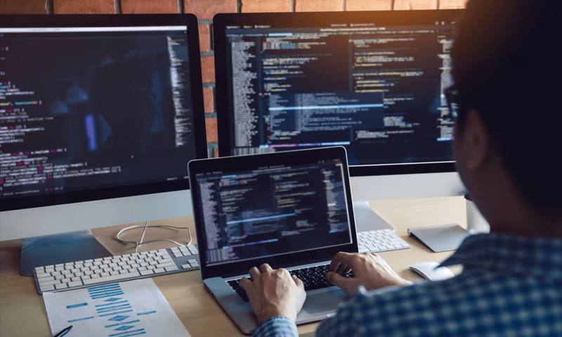 数据科学选型:R与Python如何赋能四川网站建设?